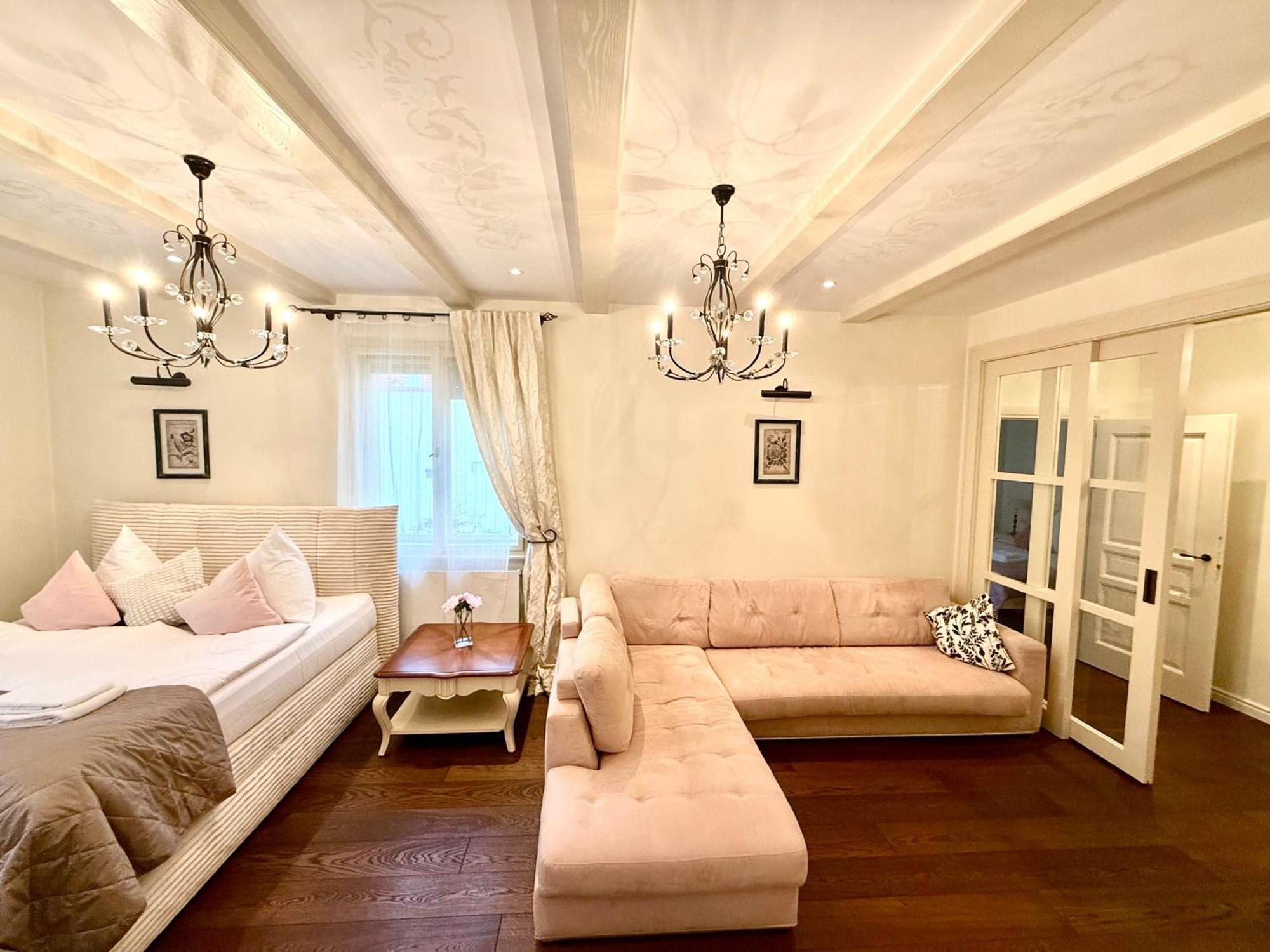 Unique Charles Bridge 2Bdr Apartment. Praga Esterno foto