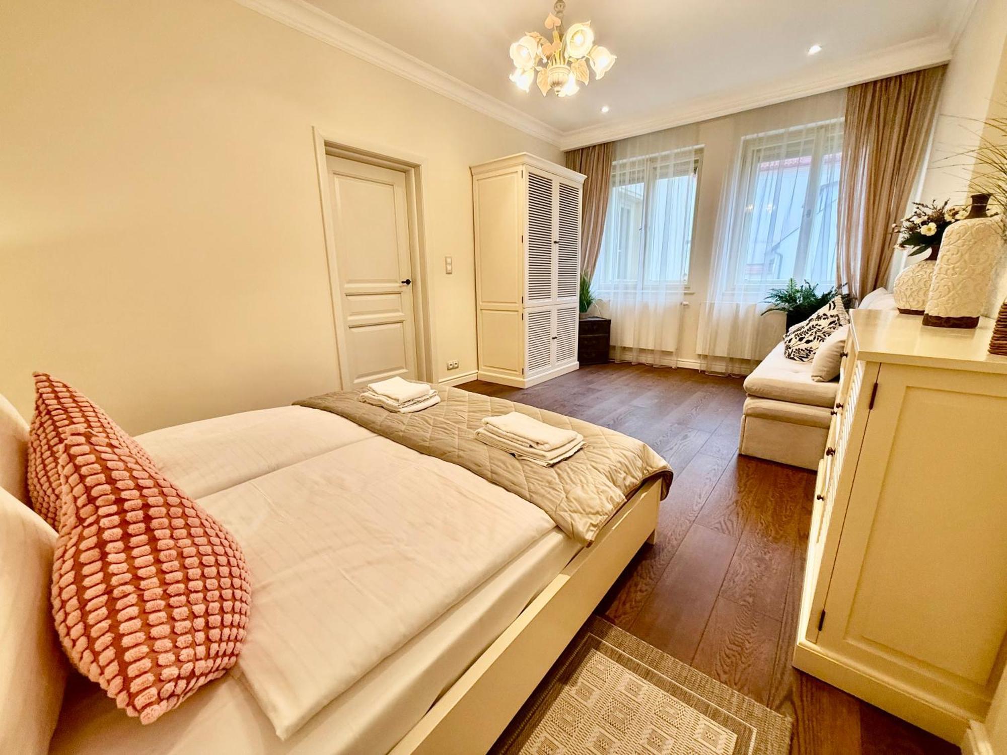 Unique Charles Bridge 2Bdr Apartment. Praga Esterno foto